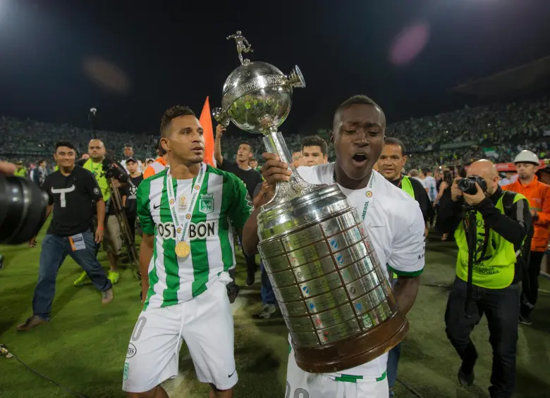 Marlos Moreno levanta la Copa Libertadores del 2016 que ganó con Atlético Nacional. FOTO: JUAN ANTONIO SÁNCHEZ