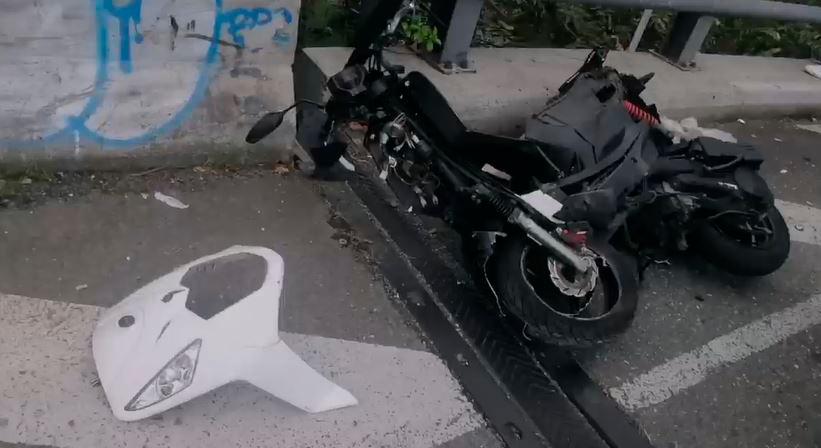 Motociclista Cay Desde El Puente De La Calle Sur