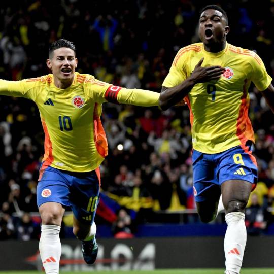 James Rodríguez y Jhon Córdoba celebrando el primer gol del chocoano contra Rumania en el primer tiempo. FOTO: TWITTER @FCFSeleccionCol