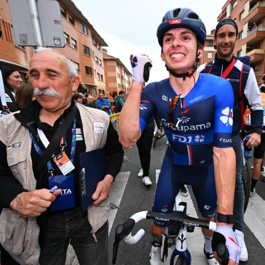 Romain Grégoire, ciclista francés de 21 años y que corre para el equipo Groupama-FDJ, se quedó con la quinta etapa de la Vuelta al País Vasco. FOTO: Tomada de X (antes Twitter) @GroupamaFDJ