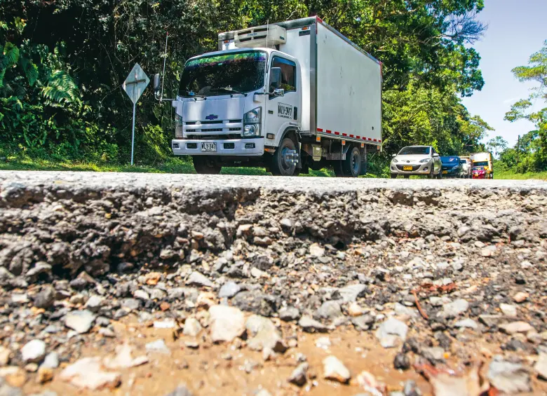 Huecos de más de 20 centímetros de profundidad se pueden encontrar en este corredor nacional. Ya han provocado accidentes. FOTO: JULIO CÉSAR HERRERA