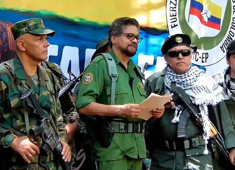 Luciano Marín Arango, alias “Iván Márquez” (centro), fundó la Segunda Marquetalia después de traicionar el proceso de paz con las Farc y huir a Venezuela. FOTO: Captura de video