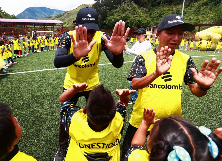 Convirtió la selva en escuela de fútbol para 800 niños Emberá