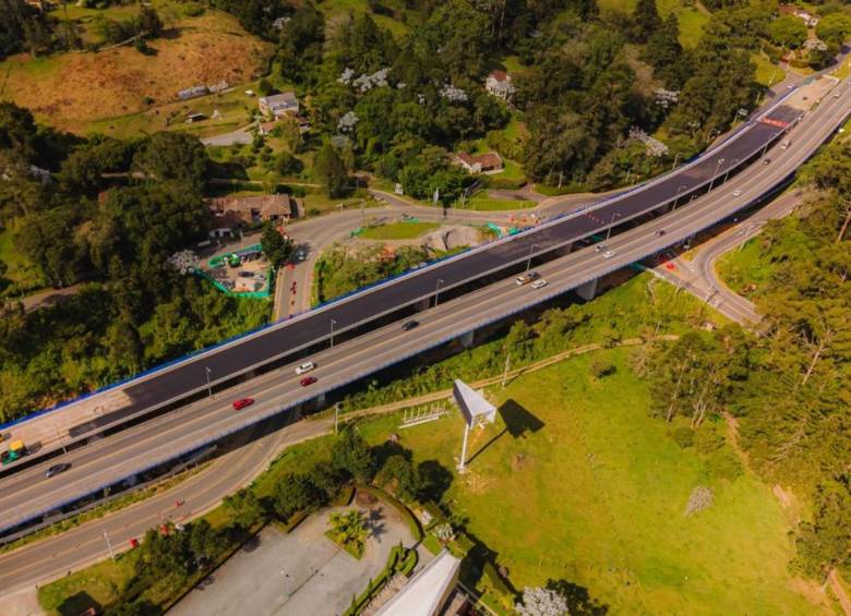 Para mantener la circulación durante la intervención, se habilitará un recorrido alternativo que permitirá a los conductores ingresar al puente Sajonia 1 y realizar el retorno antes del peaje. FOTO Gobernación de Antioquia. 