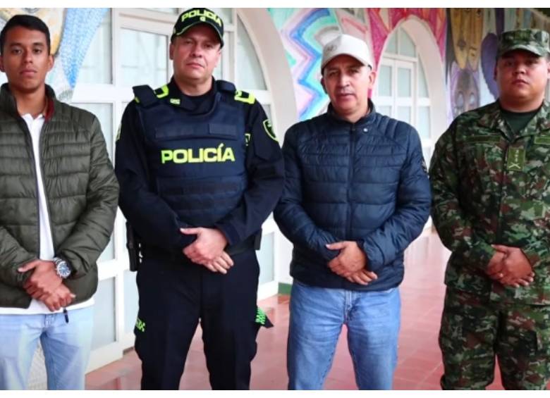 El alcalde de Urrao, Nilson Barrera, junto con la Policía y el Ejército Nacional, explicando las medidas adoptadas después del crimen que tuvo lugar en su municipio. FOTO: Cortesía Alcaldía de Urrao