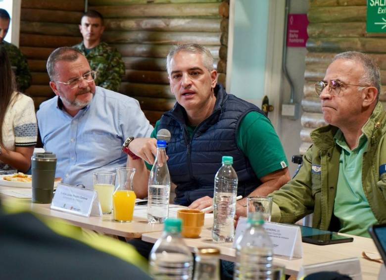 De izquierda a derecha: Jorge Rivas, alcalde de Rionegro; Andrés Julián Rendón, gobernador de Antioquia; y Luis Eduardo Martínez, secretario de Seguridad de Antioquia. FOTO Alcaldía de Rionegro.