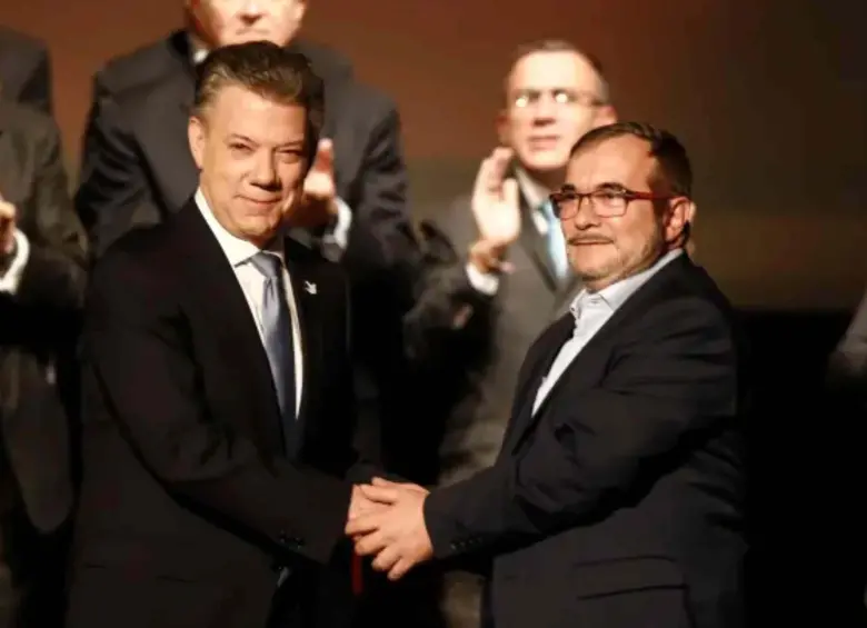 Expresidente Juan Manuel Santos y alias Timochenko en la firma del Acuerdo de Paz año 2016. Foto: Colprensa