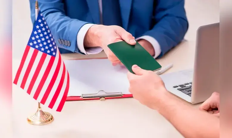 Persona solicitando visa H-1B para acceder a un trabajo en Estados Unidos. FOTO: GETTY