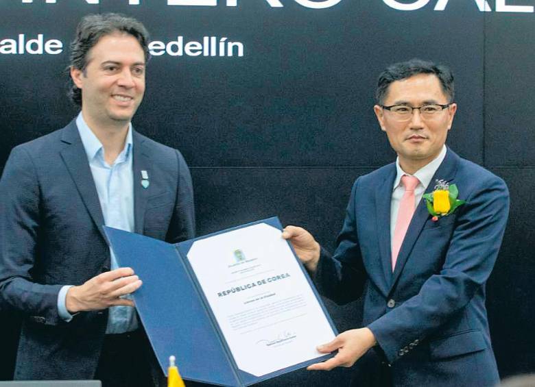 Las 20 motos eléctricas fueron entregadas como parte del convenio entre la República de Corea y la Alcaldía. FOTOS CORTESÍA - ALCALDÍA DE MEDELLÍN