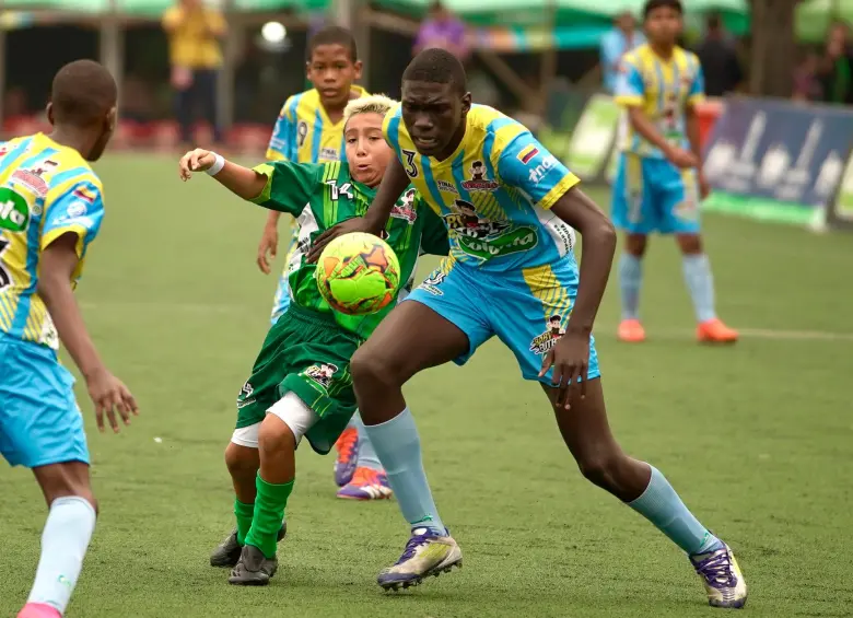 Jhon Sebastián Ruiz tiene 12 años, juega de defensa central en Fútbol Paz y sueña con ser profesional para darle una casa a su mamá. FOTO cortesía Juan ‘Tuto’ cardona- los paisitas