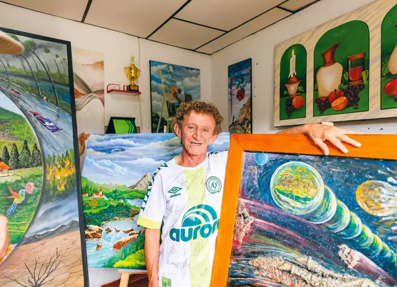 Sigrifredo Hidalgo tiene su taller en el primer piso de una casa de Caramanta, Antioquia. FOTO Camilo Suárez