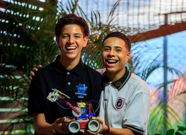 Los dos jóvenes estudiantes tienen uno de los mejores proyectos de robótica en Latinoamérica en su categoría. FOTOS: Camilo Suárez
