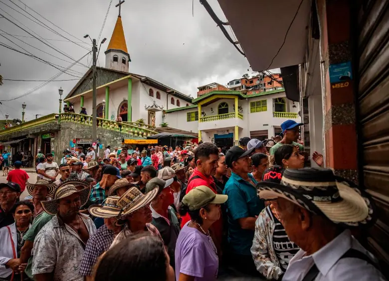 En días recientes miles de personas han tenido que huir de sus hogares en los municipios de Briceño, Anorí y Tarazá. FOTO: Camilo Suárez
