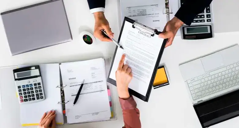 Cada vez más trabajadores buscan ingresos extra, pero es clave revisar el tipo de contrato y posibles conflictos. FOTO: GETTY