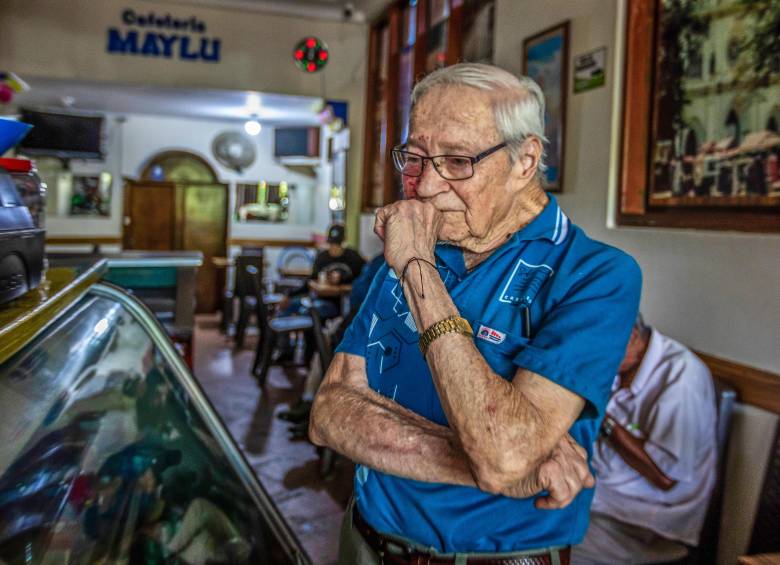 Mauro de Jesús Bedoya, en toda la entrada de la Cafetería La Maylú, su segundo hogar con casi 6 décadas de existencia. FOTO Julio César Herrera.