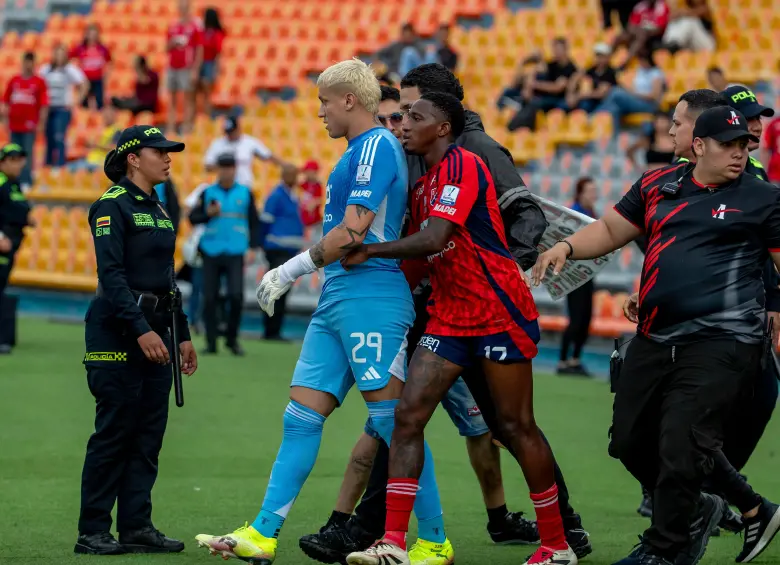 En esta imagen se ve como Yefferson Rodallega trata de llevarse a Washington Aguerre para que no siga en la disputa con un hincha. FOTO JUAN ANTONIO SÁNCHEZ 