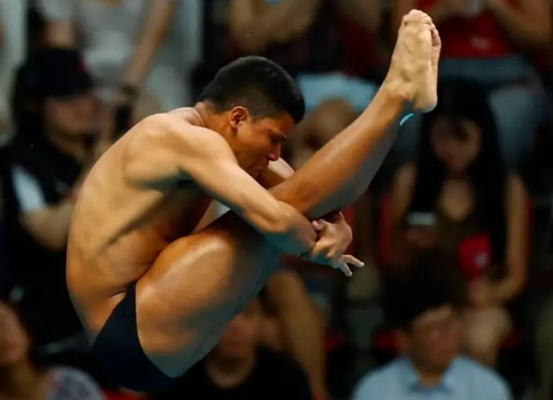 El saltador colombiano Luis Felipe Uribe en la final de trampolín 3 metros en el Mundial de Singapur. FOTO TOMADA INSTAGRAM 