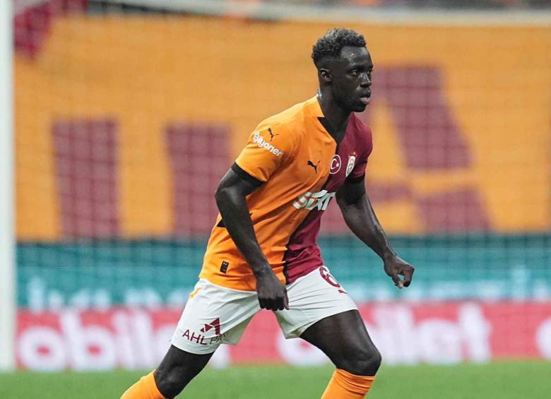 El colombiano Dávinson Sánchez sufrió una lesión en su espalda, tras el duelo que disputó con el Galatasaray. FOTO TOMADA @GalatasaraySK