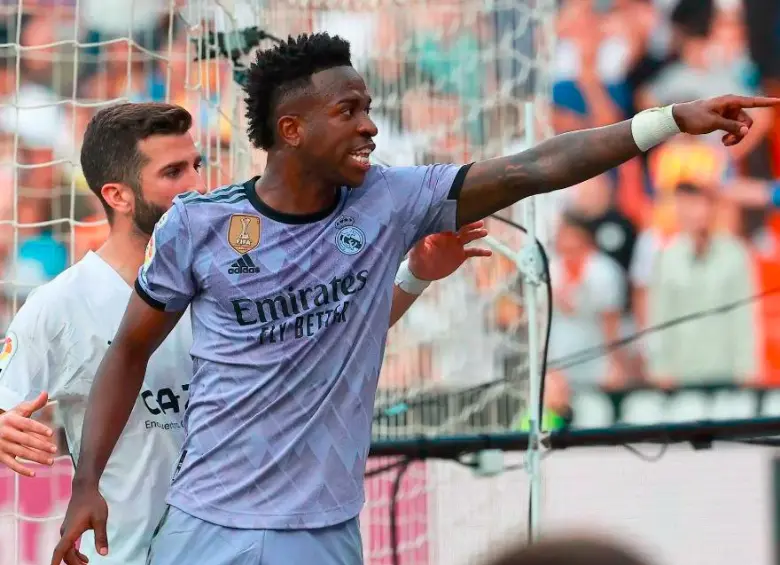 Vinicius señalando a algunos aficionados que hicieron actos racistas en contra de él. FOTO GETTY