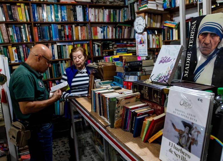 Desde adentro, La Anticuaria es un universo repleto de libros que alguien más leyó. FOTO Julio César Herrera