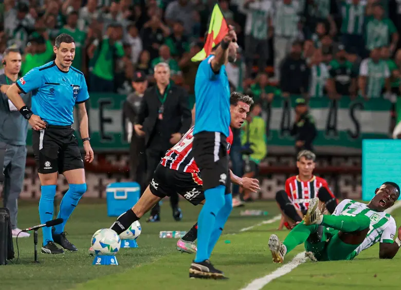 Esta fue una de las jugadas más aparatosas que tuvo el partido y en la que Marino Hinestroza no cayó bien. FOTO MANUEL SALDARRIAGA