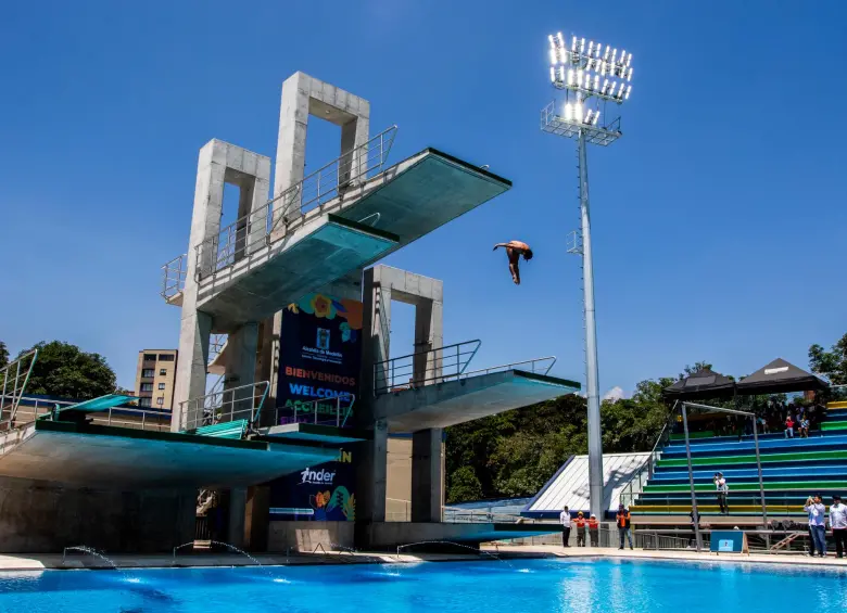 El experimentado clavadista antioqueño Sebastián Villa, quien ha estado en tres Juegos Olímpicos, realizó el primer salto desde la plataforma de 10 metros a la renovada piscina. FOTO julio césar herrera