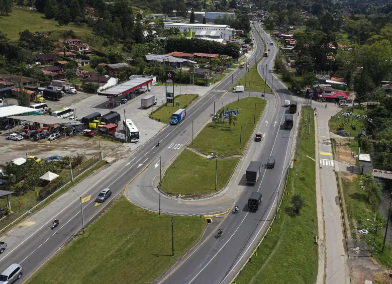 Descripción: Veredas afectadas en Guarne por la autopista Medellin Bogotá que le falta puentes para el cruce de los peatones. Fecha de evento: 23/06/2023. Foto: Manuel Saldarriaga Quintero