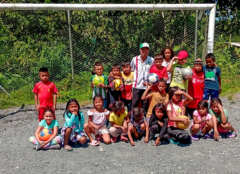 Convirtió la selva en escuela de fútbol para 800 niños Emberá