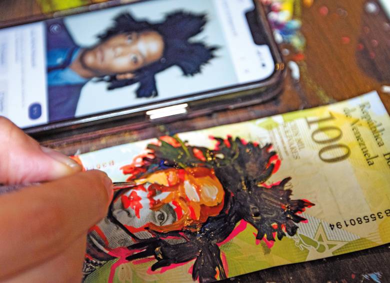 Paula y JJ encontraron en el arte sobre billetes una forma de vivir a través de su pasión. FOTO Julio César Herrera