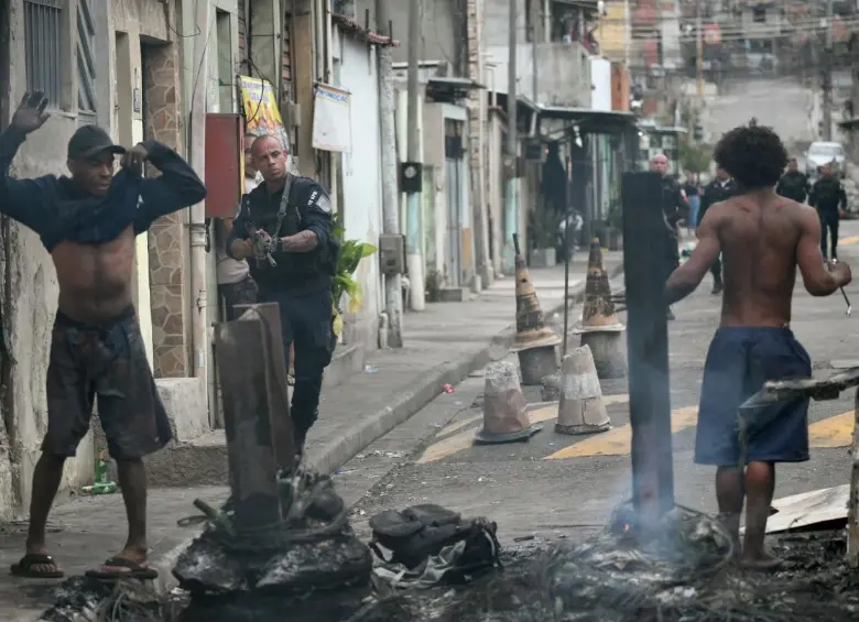 Al menos 64 personas murieron durante una megaoperación contra el narcotráfico este martes en Rio de Janeiro. FOTO: AFP