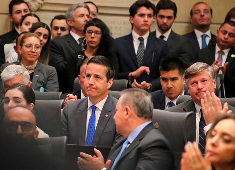En el Congreso, donde Miguel Uribe pasó sus últimos años, también hubo un acto solemne al que llegaron los representantes de Estados Unidos. FOTO Colprensa