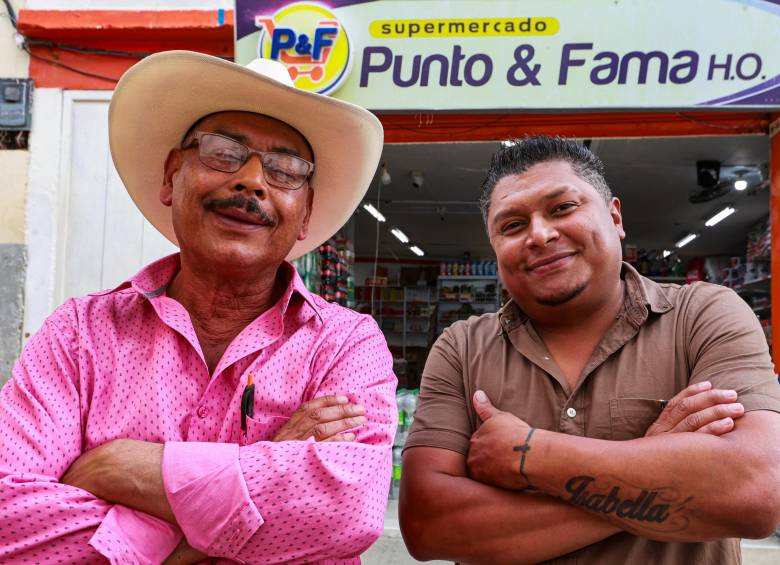 Punto & Fama H.O. es un negocio familiar. Humberto Ariel Osorio lo ha sostenido durante más de dos décadas con el apoyo de su esposa y sus hijos. FOTO MANUEL SALDARRIAGA