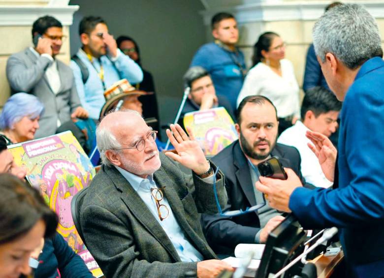 Los senadores Guido Echeverri y Jairo Castellanos, del partido ASI (En Marcha), conversando con el ministro del Interior Luis Fernando Velasco en la plenaria del Senado. FOTO Colprensa