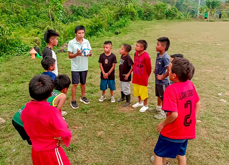 Convirtió la selva en escuela de fútbol para 800 niños Emberá