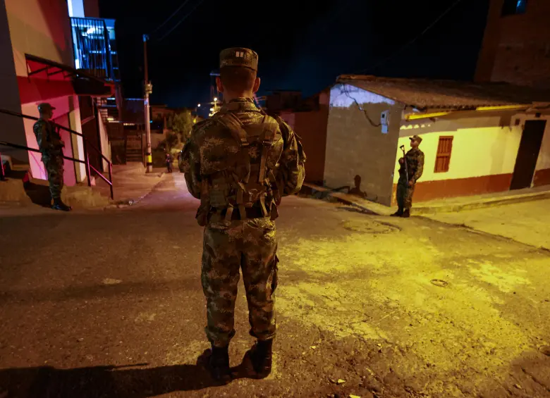 Carteles del narcotráfico están reclutando militares colombianos por su entrenamiento y experiencia en el manejo de armas. Imagen de referencia. FOTO: Manuel Saldarriaga