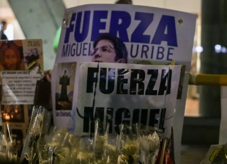 Nacido el 28 de enero de 1986 en Bogotá, Miguel Uribe Turbay era hijo de la periodista Diana Turbay, asesinada en 1991 tras un fallido rescate de su secuestro por orden de Pablo Escobar, y del empresario y político Miguel Uribe. Nieto del expresidente Julio César Turbay, su vida estuvo marcada por la política desde la cuna.