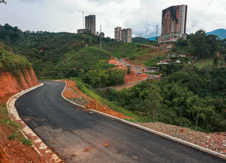 Esta vía, paralela a la loma del “Sube o no sube”, en Sabaneta, aún no cumple las condiciones para permitir el tráfico vehicular. FOTO: MANUEL SALDARRIAGA
