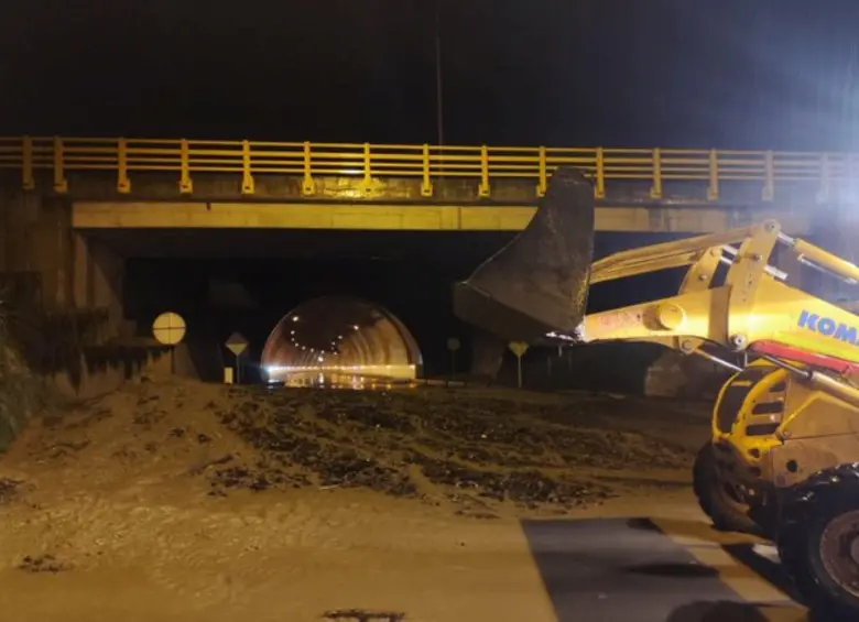 Desde horas de la noche se está trabajando en la remoción de material en diferentes puntos de la vía al Llano. Foto: Coviandina