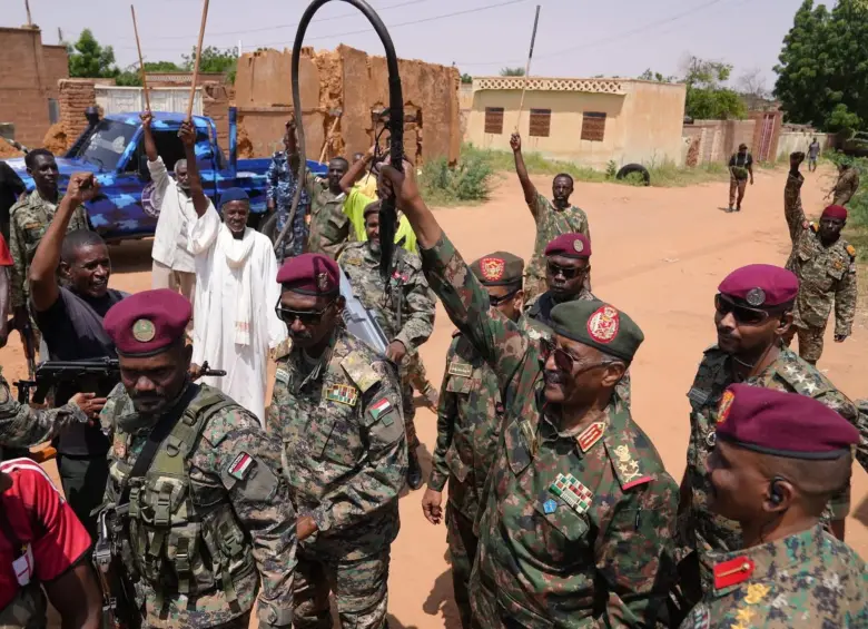 Las Fuerzas Armadas Sudanesas (FAS) (en la foto), luchan contra las Fuerzas de Apoyo Rápido en el oeste de Sudán. Se trata de un grupo paramilitar que refuerza sus filas con mercenarios colombianos. FOTO: Xinhua