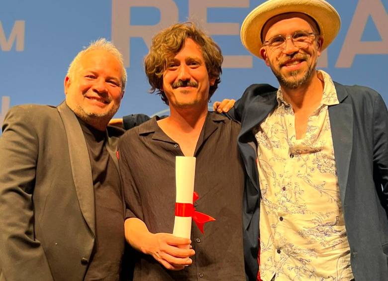 El productor Manuel Ruiz, el director Simón Mesa y el productor Juan Sarmiento recibiendo el Premio. FOTO Cortesía