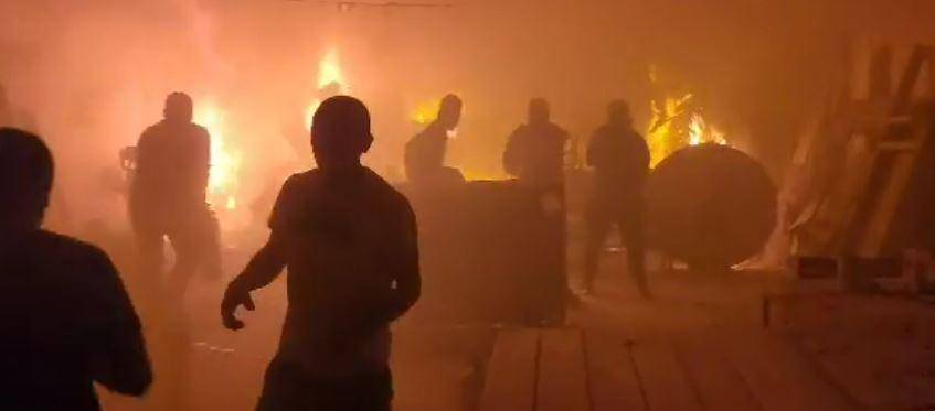 Residentes de El Retiro luchan contra las llamas en un local comercial. FOTO: imagen tomada de Facebook