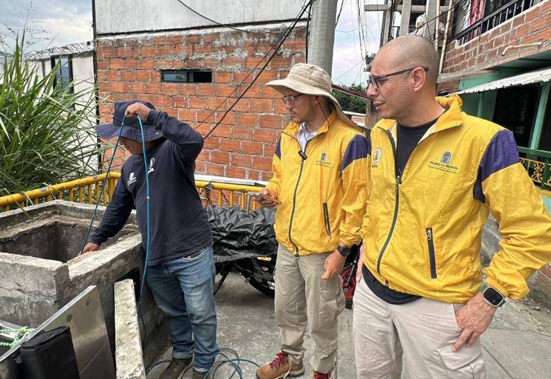 Funcionarios del DAGRD revisan uno de los instrumentos en una de las comunas de Medellín. FOTO: Cortesía