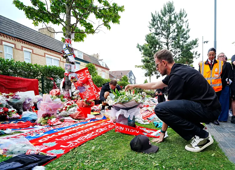 El inglés Jordan Henderson quien milita en el Ajax y jugó con Jota en Liverpool hasta el 2024 (fue capitán de los Reds), dejando un arreglo floral en memoria de Diogo y su hermano André. FOTO: GETTY