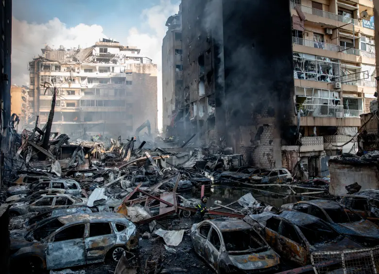 Equipos de emergencia y civiles removían escombros en Beirut tras una nueva jornada de bombardeos israelíes. FOTO: GETTY