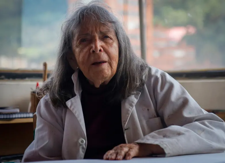 Beatriz González, maestra del arte colombiano y creadora de Auras Anónimas, obra que transformó los columbarios del Cementerio Central en un espacio de memoria colectiva. FOTOS Colprensa
