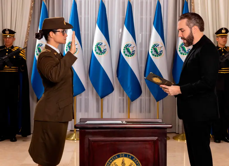 Las normas se implementarán por orden de la nueva ministra de Educación de El Salvador, la capitana Karla Trigueros. FOTO: Tomada de X @nayibbukele