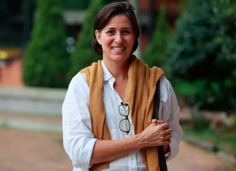  Comunicadora social y periodista de la Universidad Pontificia Bolivariana de Medellín, Pilar Gutiérrez ha publicado los libros Bola de agua y Solo tenías que darme la mano. FOTO manuel saldarriaga
