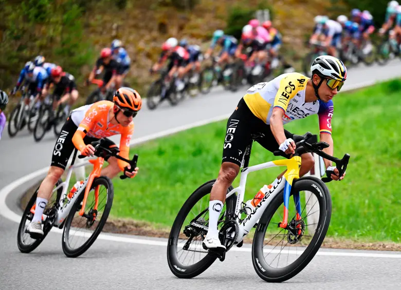 El Ineos cuenta ahora con dos cartas para luchar por el título del Tour de los Alpes con Egan Bernal (adelante en la foto) y Thymen Arensman (naranja), quien es segundo en la general. FOTO: GETTY