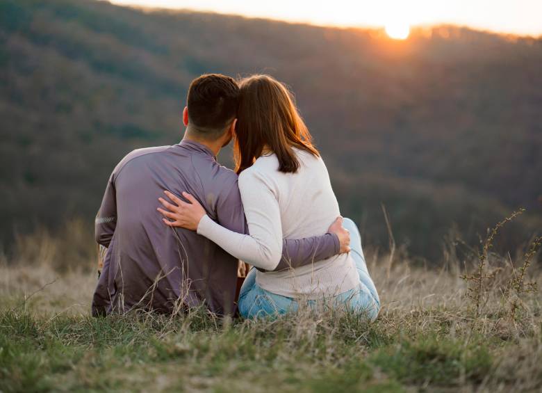 Según la neurociencia, el enamoramiento activa un cóctel químico en el cerebro. FOTO: GETTY