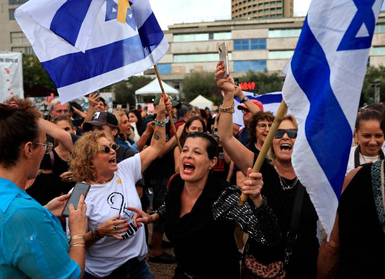 Cientos de personas se congregaron en “La Plaza de los rehenes” en Tel Aviv a celebrar el anuncio del cese el fuego y la liberación de rehenes en medio del conflicto entre Israel y Hamás. FOTO: GETTY